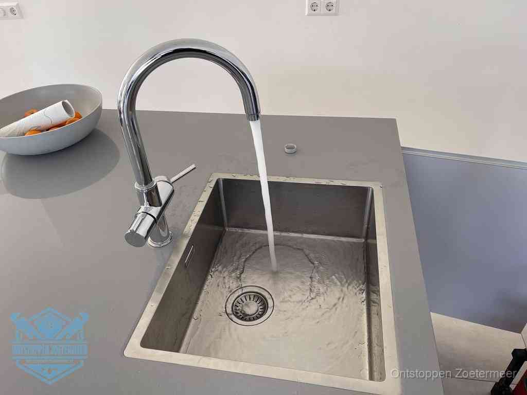 Een vrij doorstromende rvs spoelbak waar het water moeiteloos wegloopt, het resultaat van slim onderhoud dat geld bespaart in Zoetermeer