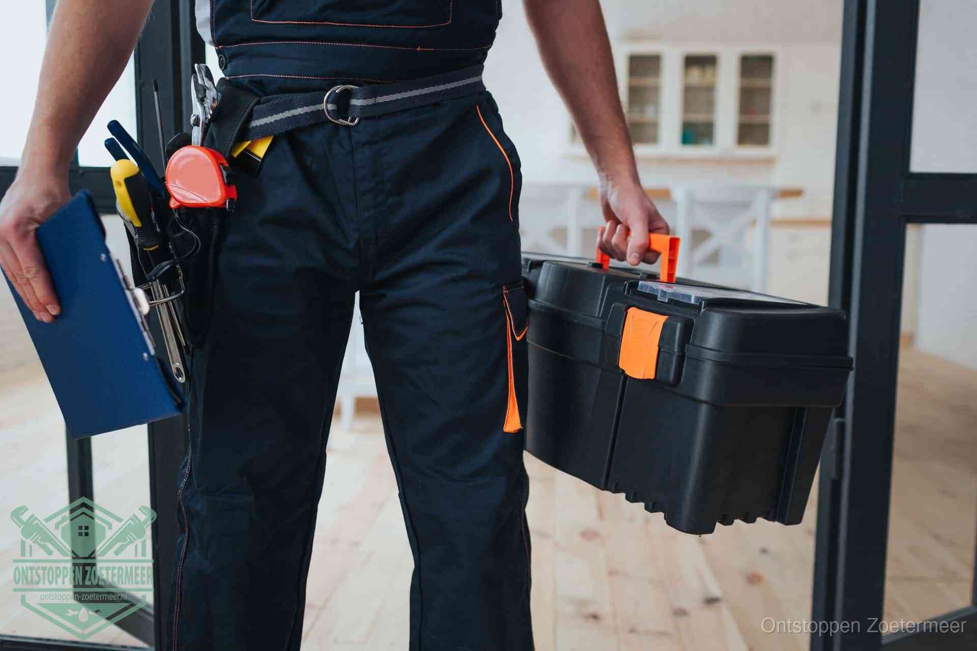 Een monteur met gereedschapsriem en klembord, klaar om een transparante prijs voor het afvoer ontstoppen in Zoetermeer te geven