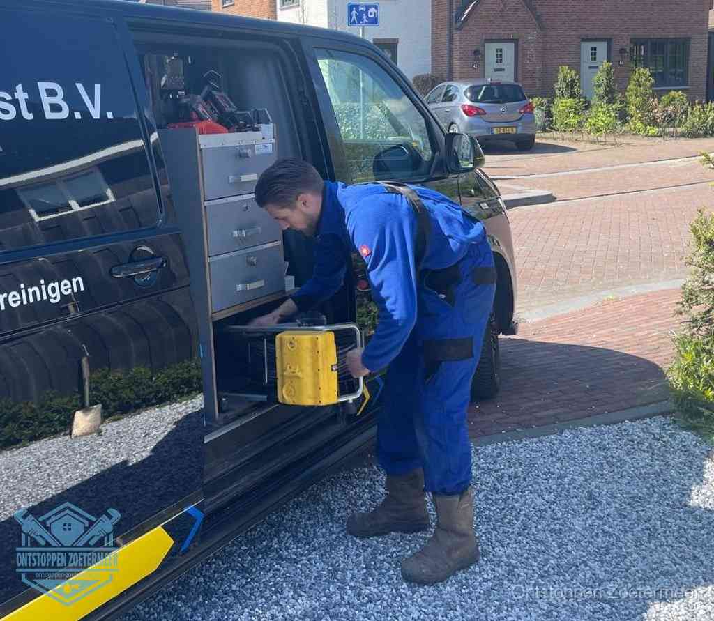 Een monteur pakt apparatuur uit de bedrijfsbus voor service aan huis, het moment om een professional in te schakelen in Zoetermeer