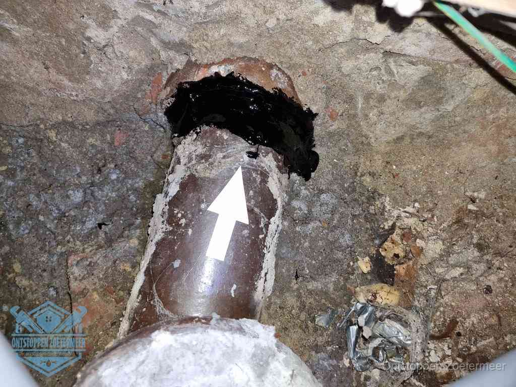 Een oude gres rioolbuis met een beschadigde koppeling onder de vloer, oorzaak van terugkerende structurele wc-problemen in Zoetermeer