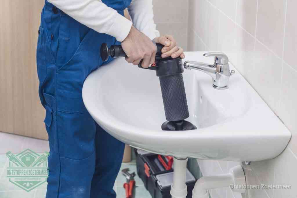 Een te ruwe doe-het-zelf poging met een hand-pomp op de afvoer van een badkamer-wastafel, een van de veelgemaakte fouten bij afvoer ontstoppen in Zoetermeer