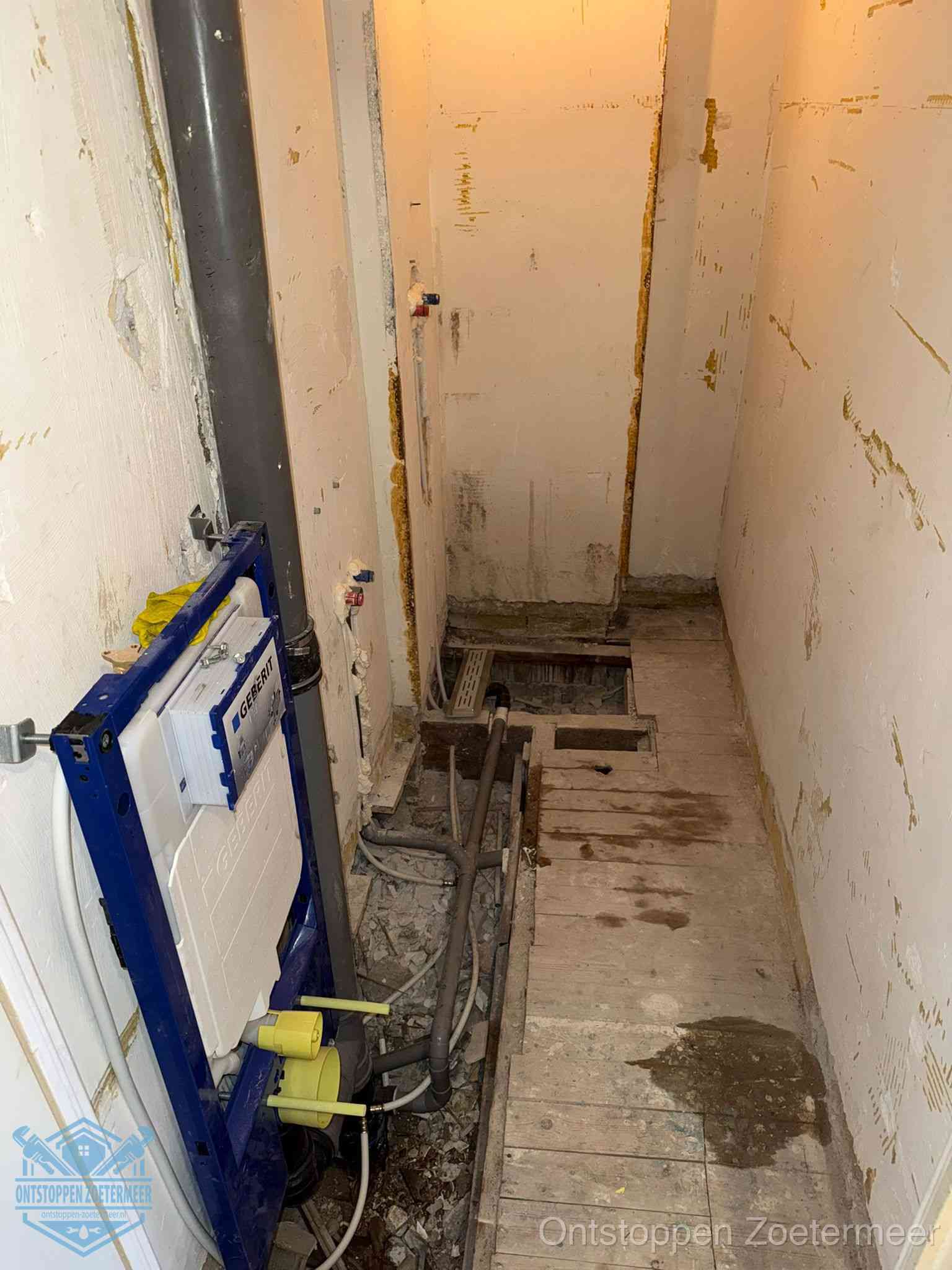 Een opgebroken toiletruimte tijdens renovatie met een Geberit inbouwreservoir en blootliggende oude afvoerleidingen, typisch voor oudere woningen in Zoetermeer